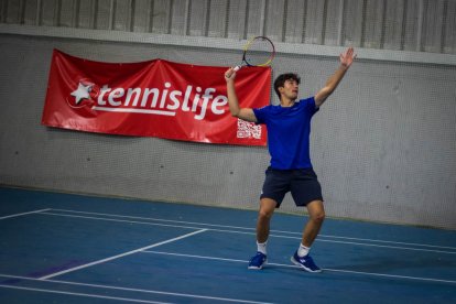 Alberto Santos golpea la bola en su partido de cuartos de final.