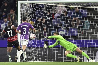 El ex blanquivioleta Cyle Larin se anticipa a David torres para batir a Hein y poner el 0-1 en el Valladolid-Mallorca.