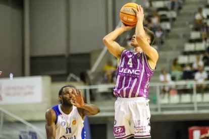 Atencia lanza a canasta ante la mirada de Moute A Bidias.