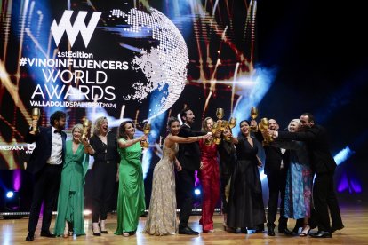 Foto de familia de premiados y autoridades en la gala 'Vinoinfluencers workd awards' de Valladolid.