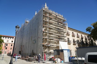 Fachada del Palacio Santa Cruz con andamios.