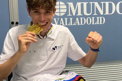Iván Romeo muerde la medalla de oro lograda en el Mundial Contrarreloj Sub-23 celebrado en Zurich.