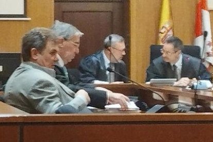 El viticultor, en primer plano, y su abogado defensor durante la vista de conformidad celebrada este miércoles en la Audiencia de Valladolid.