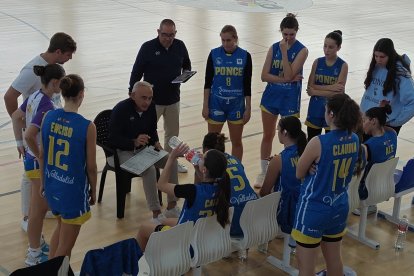 Chuchi Fernández da instrucciones a sus jugadoras en un tiempo muerto.