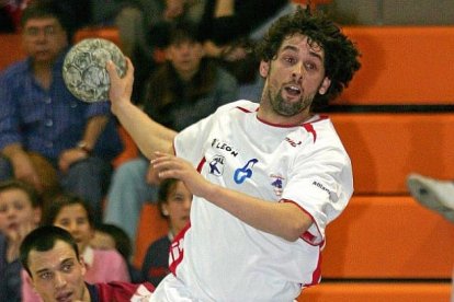 Juanín García en uno de sus partidos de balonmano con el Abanca Ademar de León.