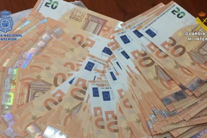 Remesa de billetes falsos procedentes de un país europeo intervenidos por la Policía y la Guardia Civil en una imagen de archivo.