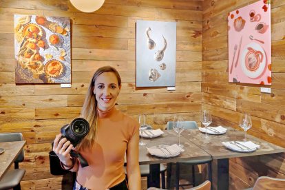 La fotógrafa gastronómica Alba García posa frente a su exposición Gastro Arte, en el local Barrio Húmedo de Madrid.