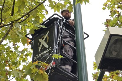 Primeras instalaciones de las luces de Navidad en el Paseo Zorrilla