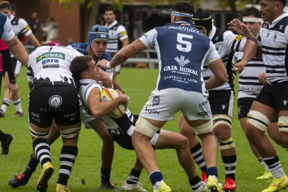 Posesión de El Salvador ante la fuerte defensa del Entrepinares, en el primer partido de Liga.