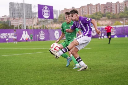 Sergio Neira, presionado por un jugador del Rayo Cantabria