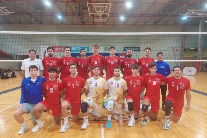 Foto de plantilla del Universidad Valladolid Club Voleibol temporada 24-25.