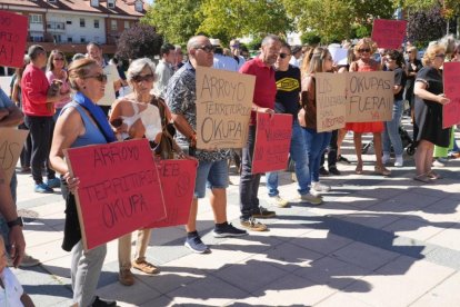 Concentración de vecinos por las viviendas ocupadas en Arroyo.