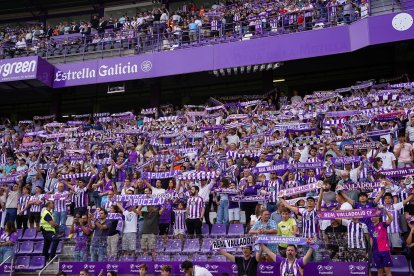 Aficionados del Real Valladolid antes del inicio de un partido.