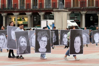 Fundación Intras da inicio a sus actividades por el Día de la salud mental con una intervención artística efímera' en la plaza Mayor de Valladolid