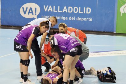 María Antón es atendida por sus compañeras tras caer lesionada en el partido de la EFH European Cup.