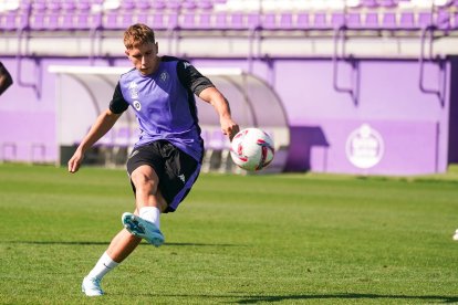 Arnu dispara a puerta durante un entrenamiento