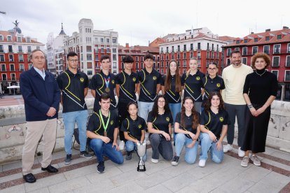 Representantes del Aula en el balcón del Ayuntamiento junto a Borja Lara y la concejala Mayte Martínez.