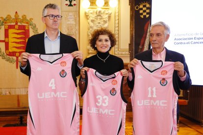 Enrique Peral, Mayte Martínez y Artemio Domínguez con las camisetas rosas.