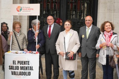 Jesús Julio Carnero junto con miembros de la asociación El Puente Salud Mental Valladolid.