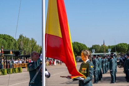 Izado de bandera por parte de la Guardia Civil en Valladolid en una imagen de archivo.