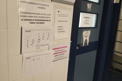 Consulta de un dentista en el centro de Salud Casa del Barco donde anotan cada día el número de pacientes que no acude a la cita.