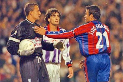 Luis Enrique se disculpa con César Sánchez ante Santamaría, en el Barcelona-Real Valladolid 97-98.