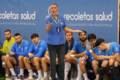 David Pisonero en el banquillo durante el partido frente al Benidorm