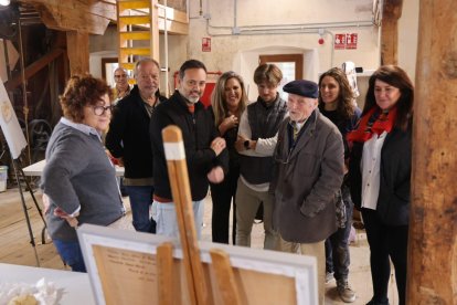 Reche, tercero por la izquierda, contempla un cuadro junto a Abbad y López.