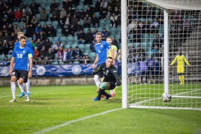 Hein ve cómo entra el balón en uno de los tres goles encajados ante Suecia.