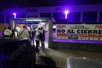 Los trabajadores de la planta de Bimbo de Valladolid en la primera jornada de huelga.