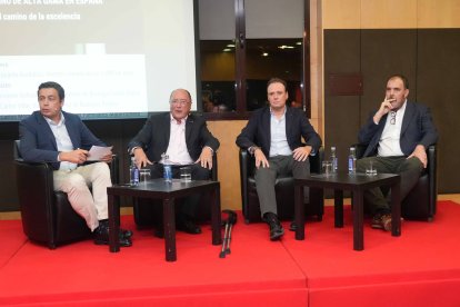 Imagen de la mesa de debate con Eduardo Gordaliza como moderador, Carlos Moro, Carlos Villar y Vicente Orihuela