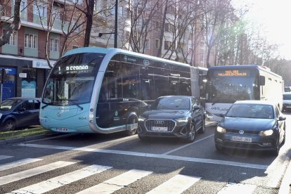 Autobús circulando por el paseo de Zorrilla, en una imagen de archivo.