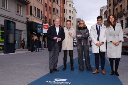 La alfombra azul de la Seminci se extiende sobre la calle.