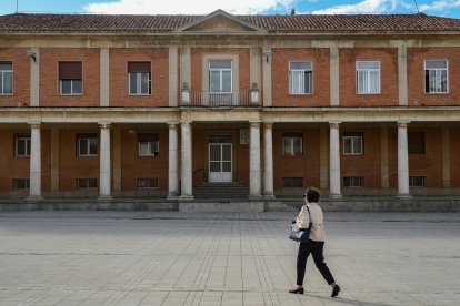 Acceso principal del centro de salud, ahora clausurado porque no es accesible