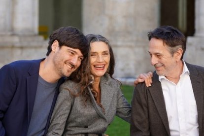 El director catalán Carlos Marques-Marcet, junto a los intérpretes Ángela Molina y Alfredo Castro.