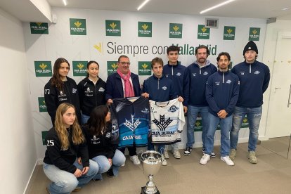 Un representación del CPLV Panteras en Caja Rural junto a Narciso Prieto.