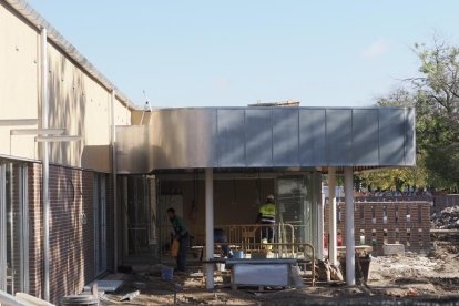 Operarios ultiman las obras del centro de salud de La Magdalena.