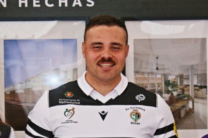 Brad Leuila, con el uniforme de El Salvador.