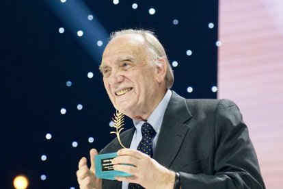 Fernando Méndez-Leite, con la Espiga de Honor de la Seminci.