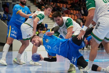 Martin Karapalevski lanza desde el suelo de manera acrobática ante la férrea defensa del Anaitasuna.