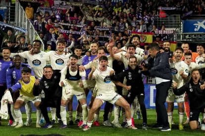 El Real Valladolid, eufórico, celebra su laborioso triunfo en Mendizorroza, el triunfo 500 de la historia del club en Primera.