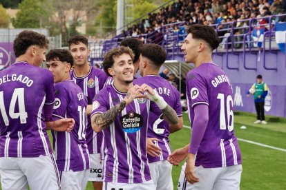 El blanquivioleta Xavi Moreno celebra uno de sus dos goles