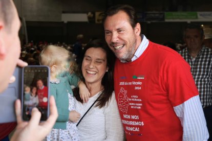 Celebración del 'Día do Veciño' en Lugo con la entrega de un premio a Óscar Puente.