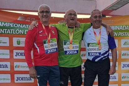 Emilio Méndez, del Club Atletismo Valladolid, en el podio.