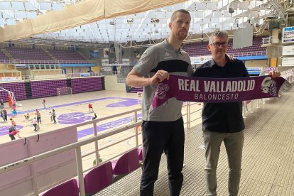 Rozitis junto al director general del Real Valladolid Baloncesto, Enrique Peral.