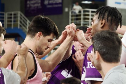 El UEMC Real Valladolid celebra el pase a los playoffs de la Copa de España.