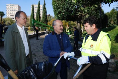 Alejandro García Pellitero y Alberto Cuadrado con un operario del Servicio de Limpieza.