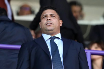 Ronaldo Nazário, de traje en el palco del estadio Zorrilla.