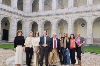 Las participantes en la jornada, junto al director general de Deportes y el consejero.