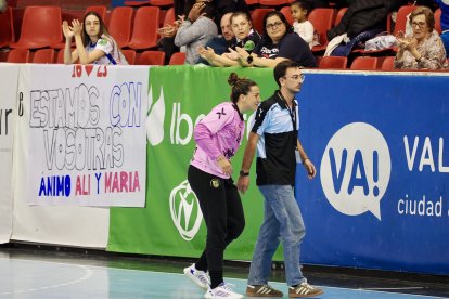 Carmen Sanz se retira lesionada ante el Porriño.